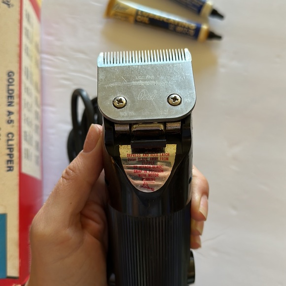 Vintage Oster Golden A5 Clipper w/ Size 10 Blade - Picture 2 of 4